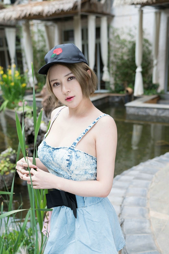 性感女神凯竹BuiBui吊带背心大胸巨乳游湖哦迷人短裙翘臀写真