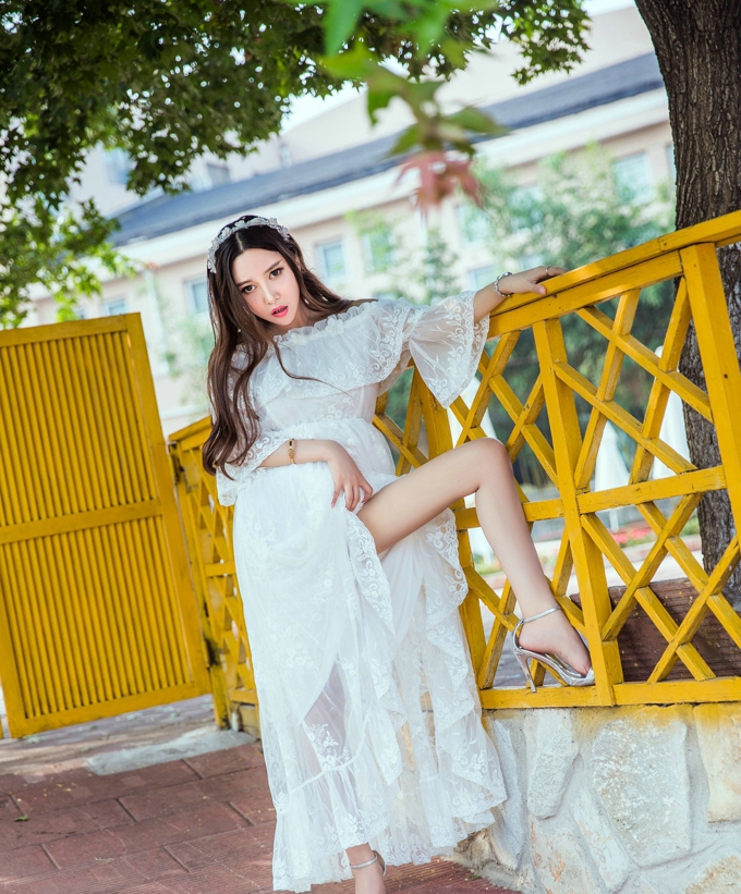 清纯美女李梓熙花仙子白纱裙撩裙秀白色蕾丝内裤诱惑写真