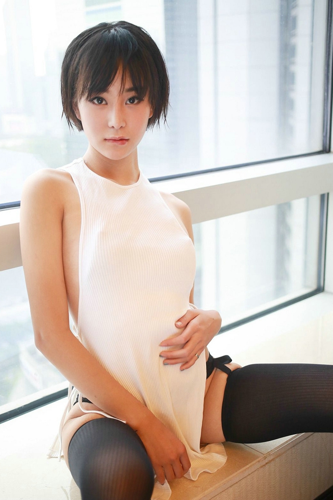 短发嫩模艺蕾居家白色侧露上衣黑丝丁字裤完美诱惑写真