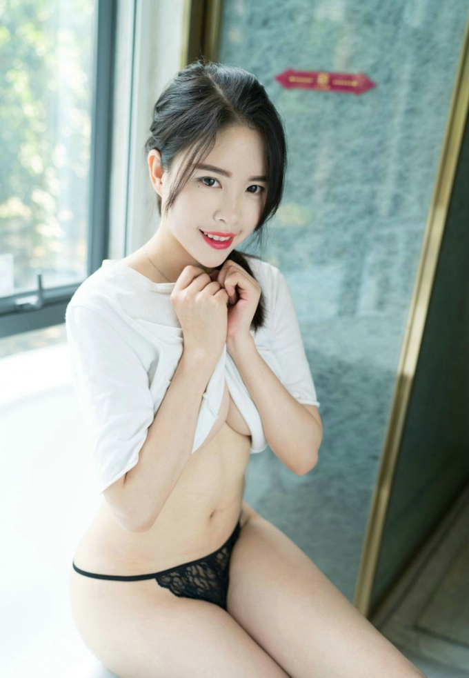 丰满美女莉尔性感私房美胸诱惑蕾丝内裤翘臀迷人写真