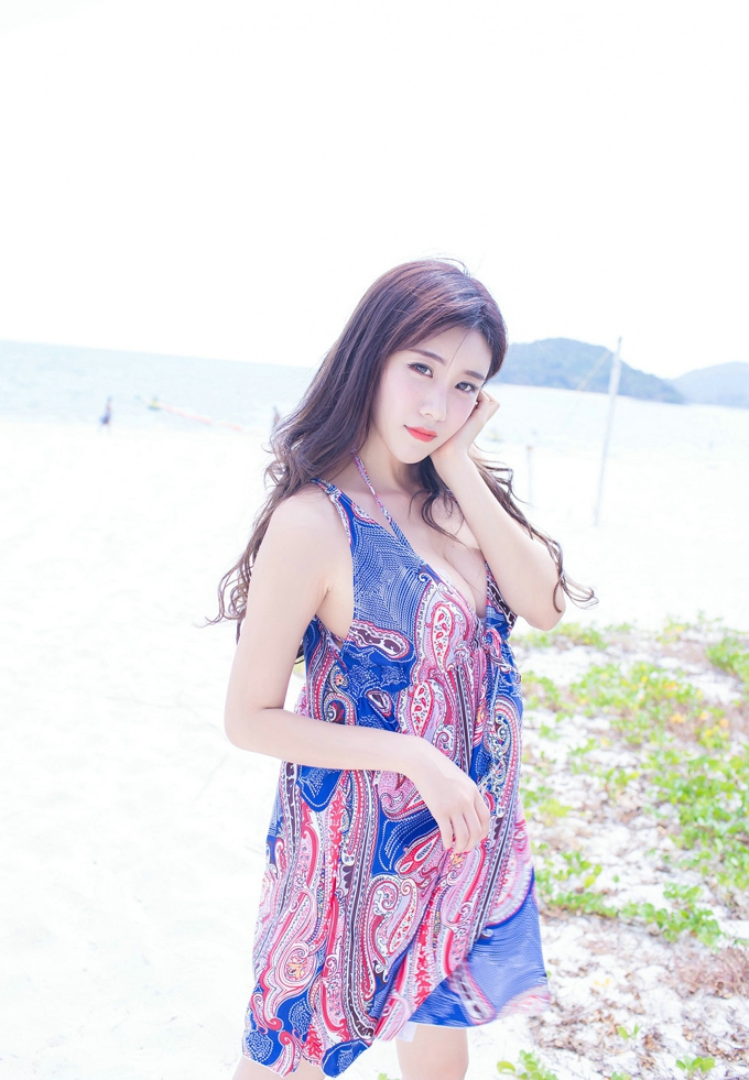 气质美女程小烦不烦白嫩肌肤巨乳写真