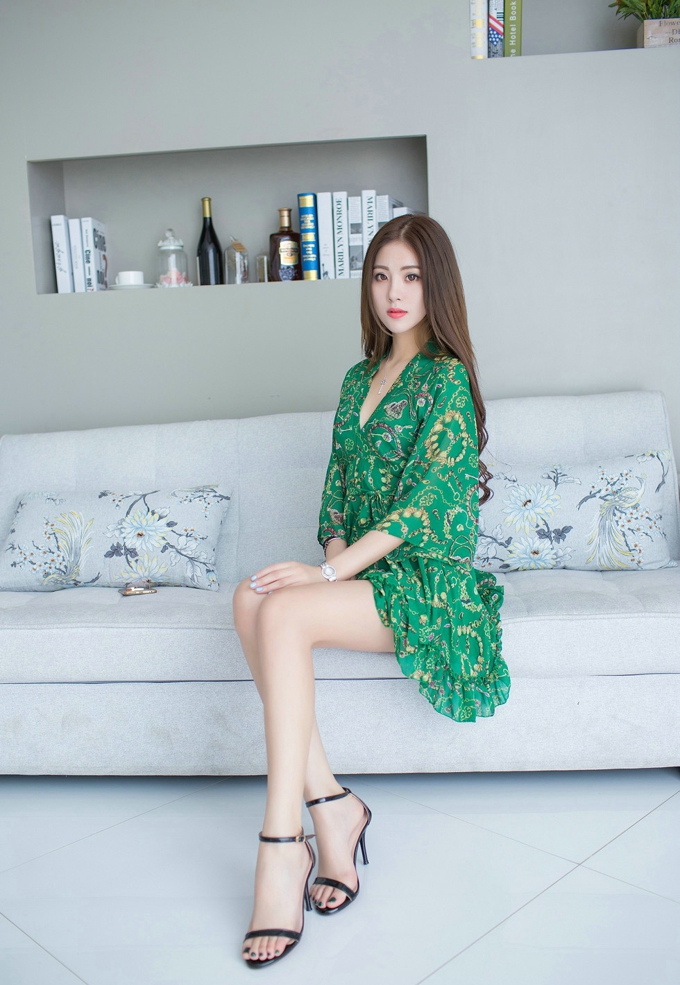 气质嫩模菲儿性感美腿妩媚写真