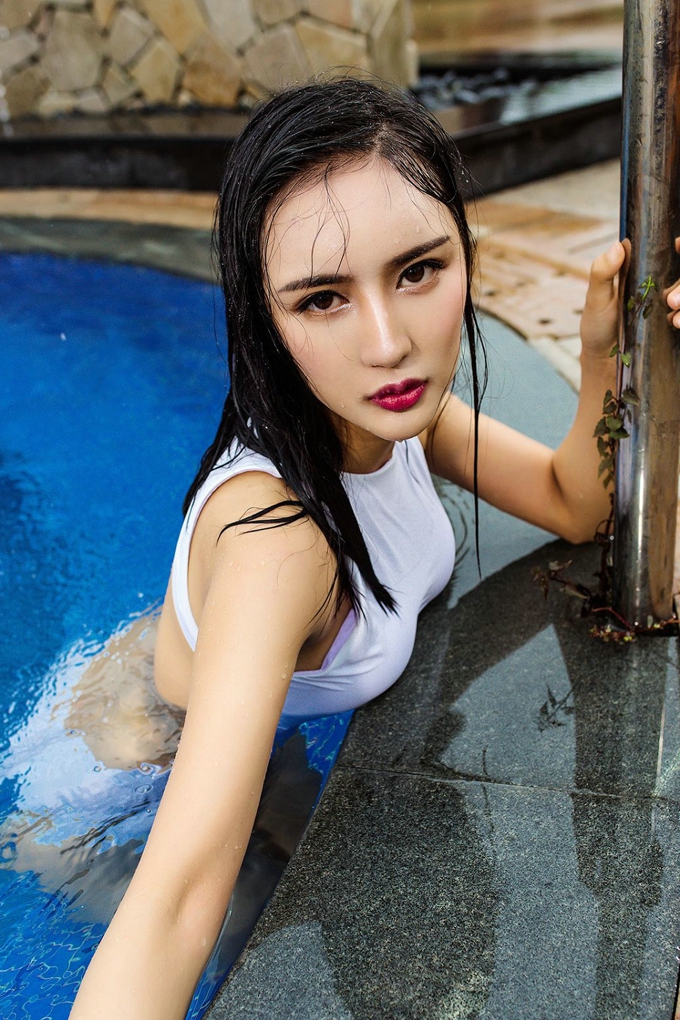 性感迷人诱惑女神梅哥白色连体比基尼泳池湿身秀傲人美乳写真