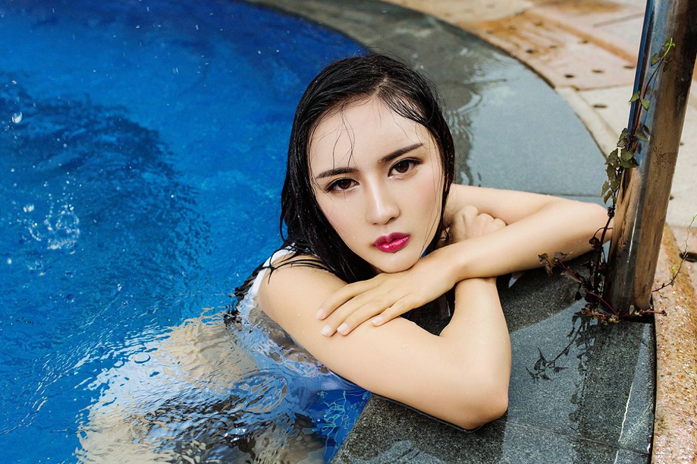 性感迷人诱惑女神梅哥白色连体比基尼泳池湿身秀傲人美乳写真