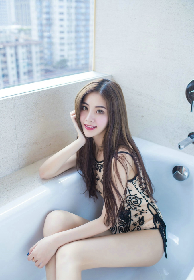 浴缸诱惑风情女神菲儿性感美腿气质私房写真