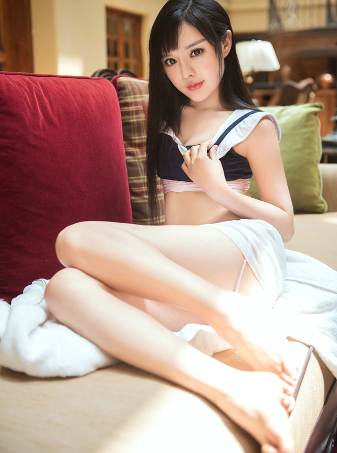 周熙妍居家性感学生服薄纱诱惑写真