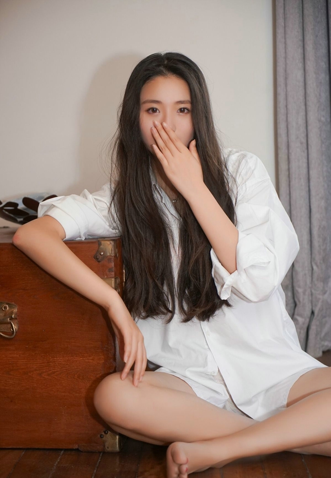 白衬衫清纯美女诱惑美腿写真