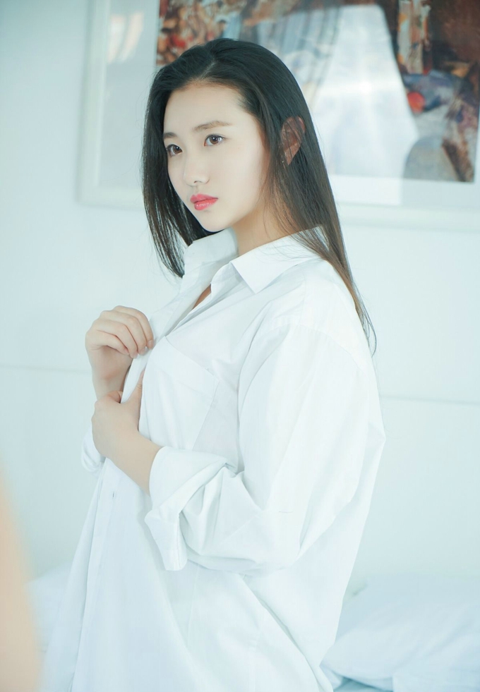 白衬衫清纯美女诱惑美腿写真
