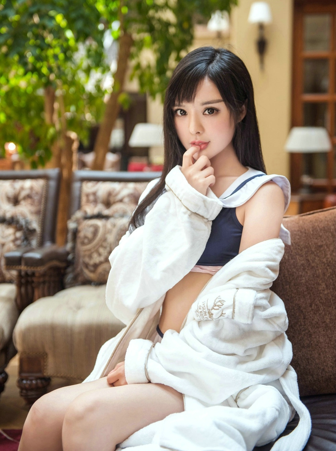周熙妍居家性感学生服薄纱诱惑写真