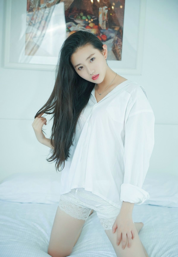 白衬衫清纯美女诱惑美腿写真