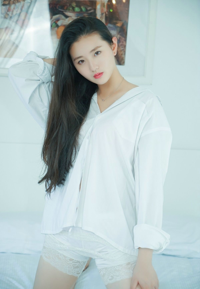 白衬衫清纯美女诱惑美腿写真