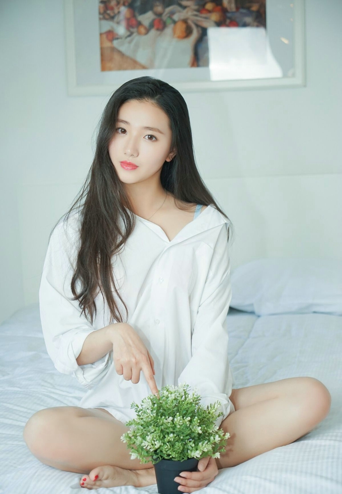 白衬衫清纯美女诱惑美腿写真