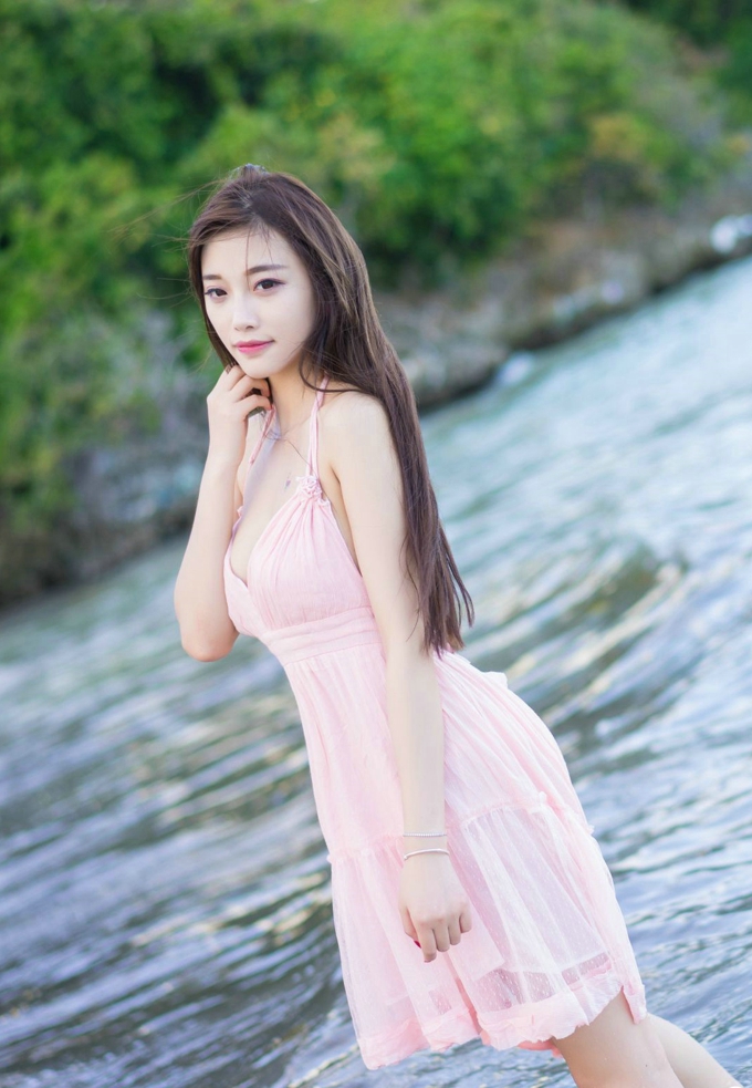 杨晨晨sugar海边性感粉色露背裙诱惑迷人美乳翘臀风情写真