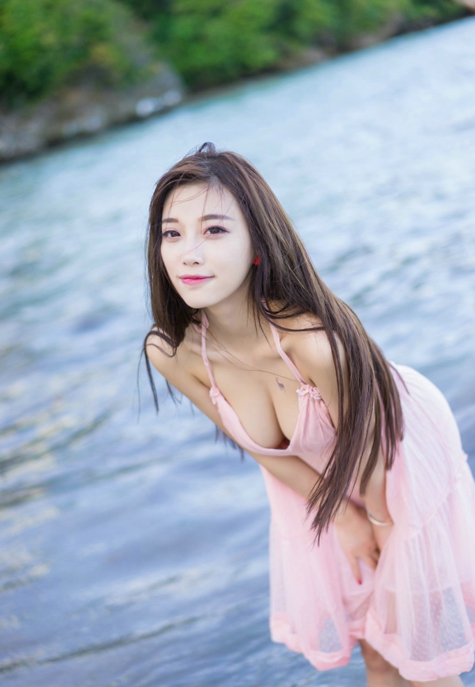 杨晨晨sugar海边性感粉色露背裙诱惑迷人美乳翘臀风情写真