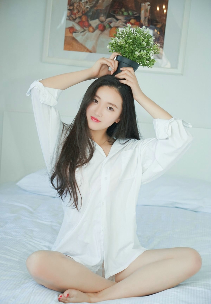 白衬衫清纯美女诱惑美腿写真