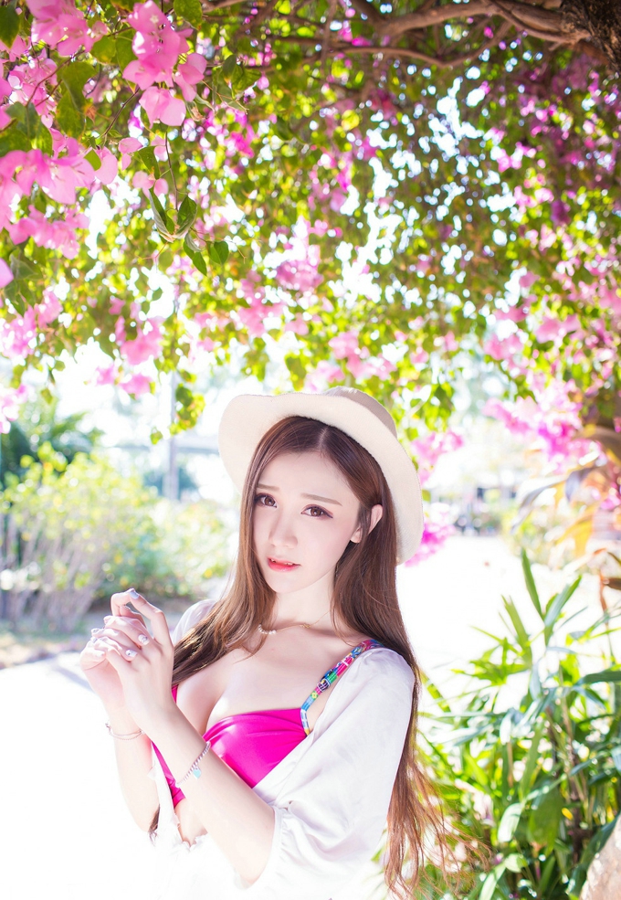 淼淼萌萌哒迷人气质美乳写真