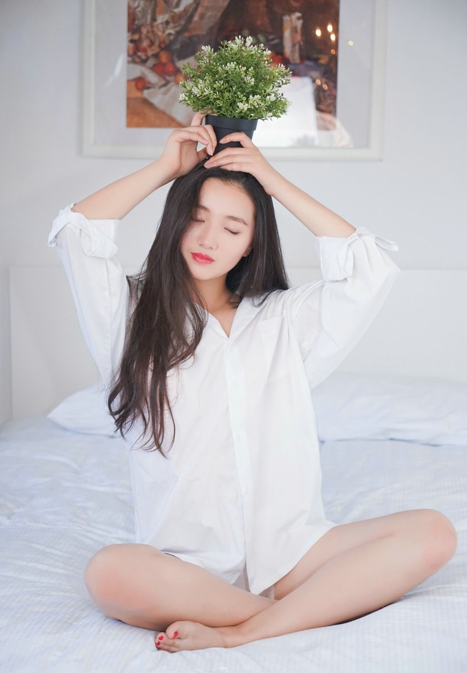 白衬衫清纯美女诱惑美腿写真