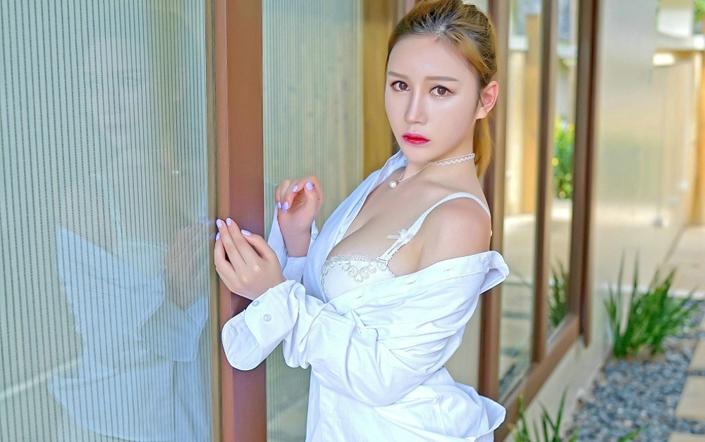 性感女神于姬Una衬衣半脱内衣美乳诱惑丰润气质写真