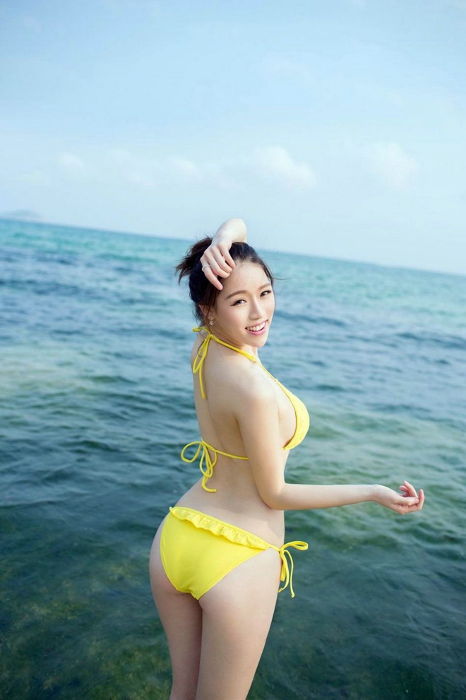 沙滩美女紫琪泳衣美乳娇媚销魂写真
