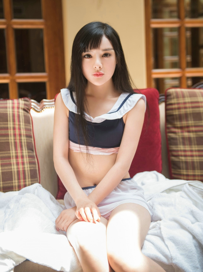 周熙妍居家性感学生服薄纱诱惑写真
