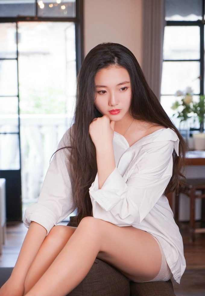 白衬衫清纯美女诱惑美腿写真