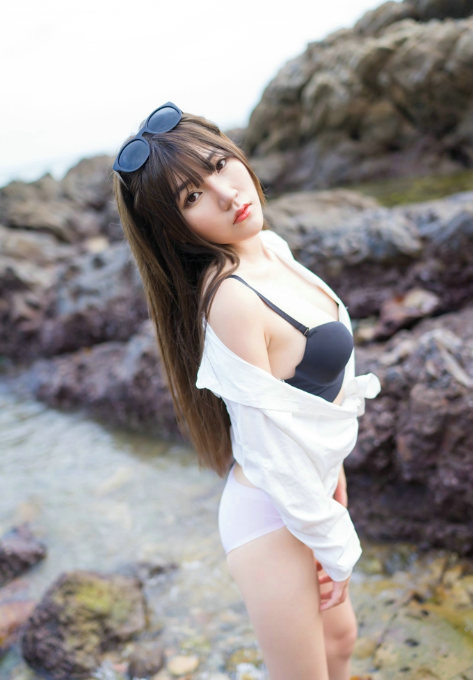 冷不丁沙滩海边风情内衣衬衫半脱诱惑迷人妩媚妖娆写真