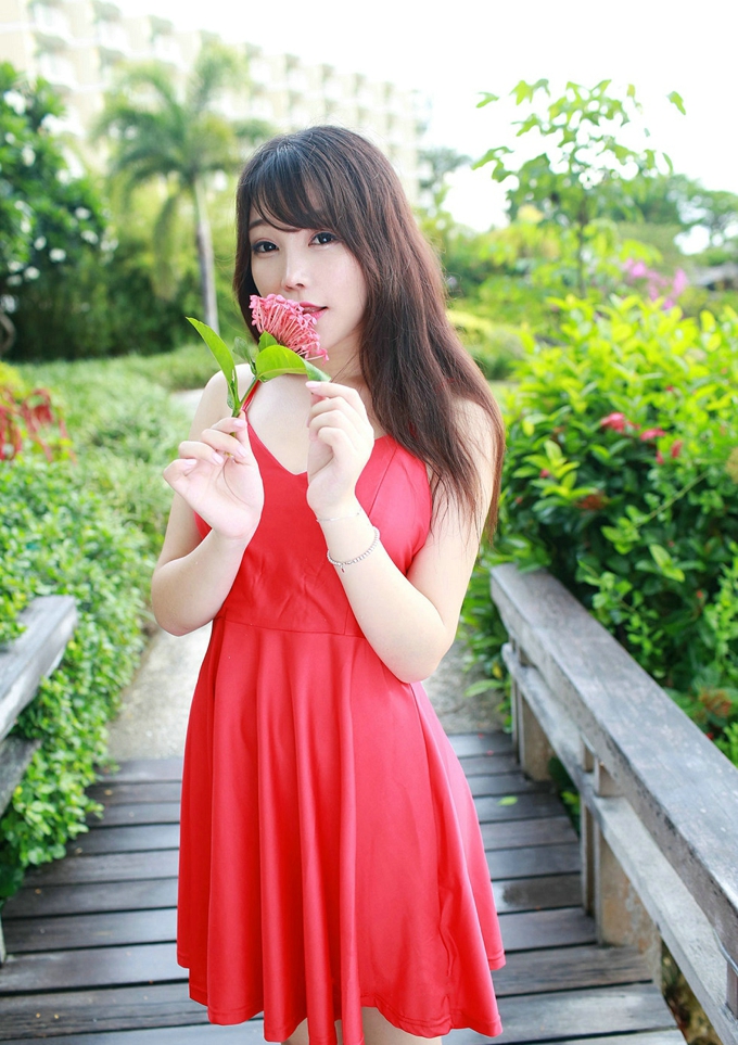 靓丽女神芝芝Booty红裙白皙肌肤诱惑迷人美腿气质妩媚妖娆写真