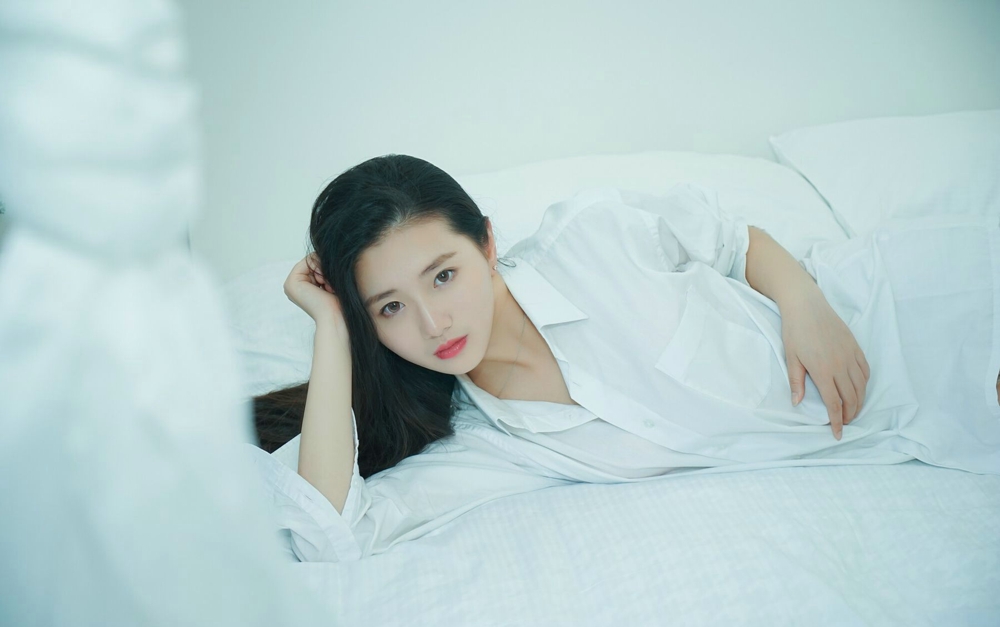 白衬衫清纯美女诱惑美腿写真