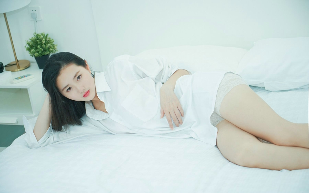 白衬衫清纯美女诱惑美腿写真