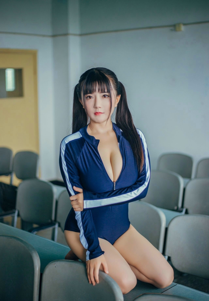 巨乳大胸美女气质连体衣诱惑写真