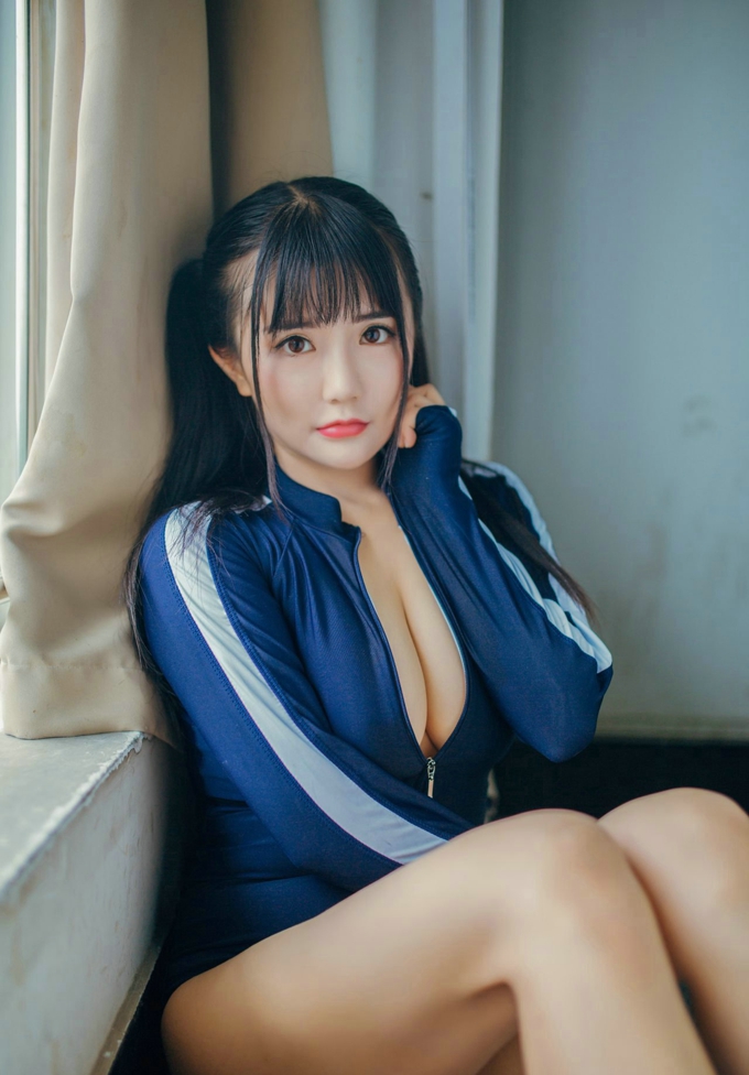 巨乳大胸美女气质连体衣诱惑写真