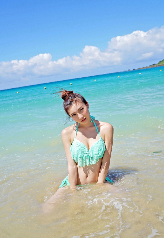 靓丽嫩模Hana妹海边沙滩性感比基尼秀完美身材美乳翘臀写真