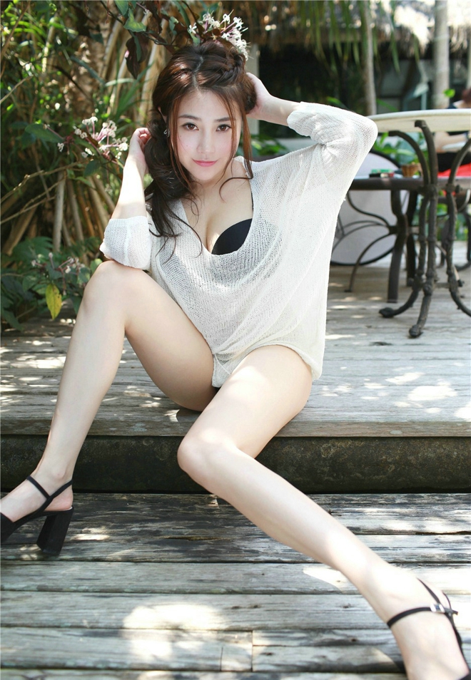 气质靓丽美女户外沙滩美乳娇媚销魂诱人写真