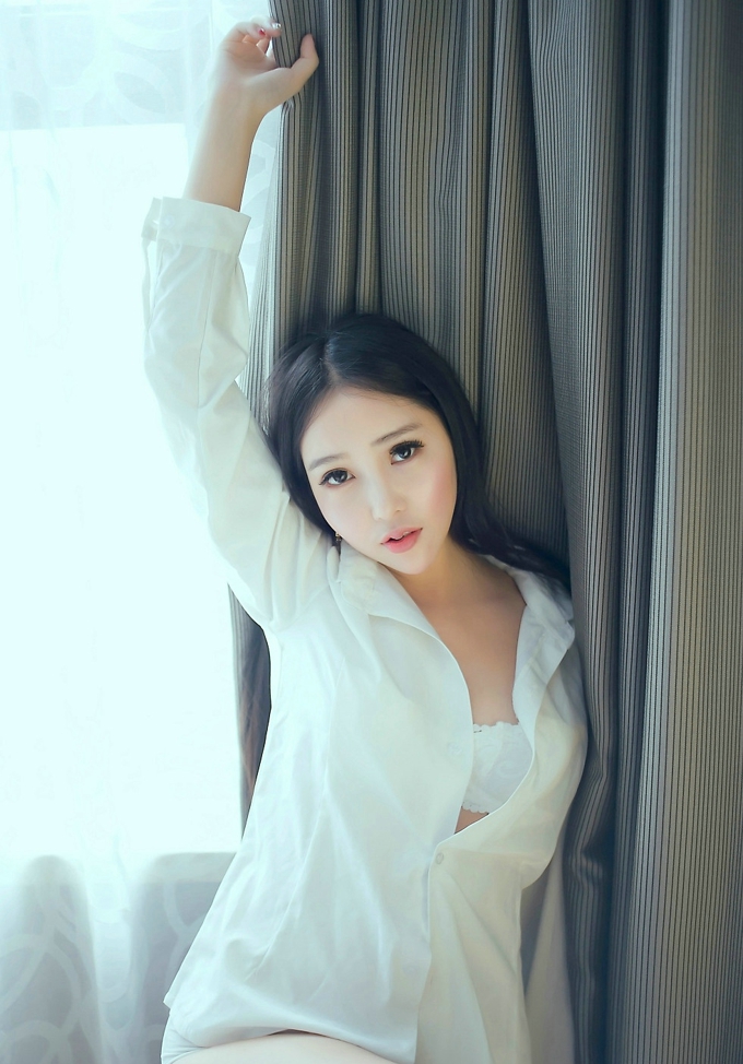 混血美女艾弥居家私房内衣美乳写真