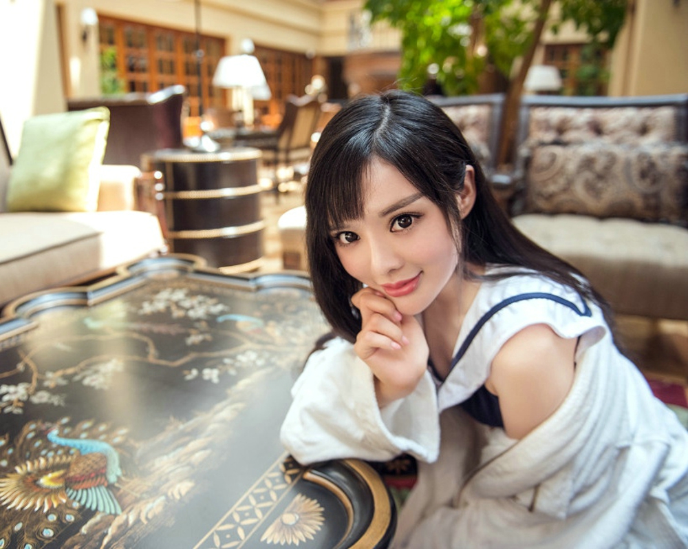 周熙妍居家性感学生服薄纱诱惑写真