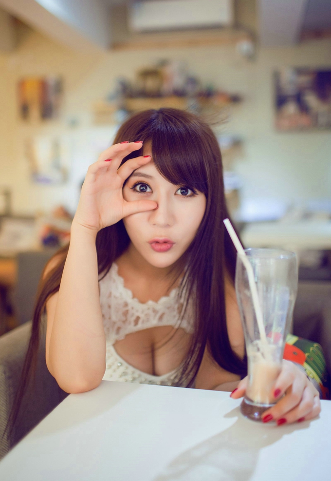 开胸连衣裙巨乳诱惑迷人模特艾惟性感气质美腿写真