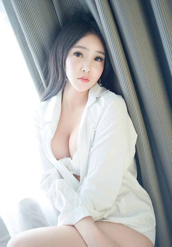 混血美女艾弥居家私房内衣美乳写真