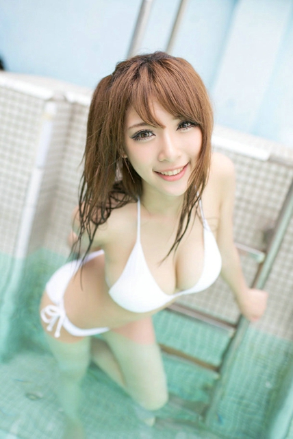 性感翘臀女孩泳池湿身诱惑写真