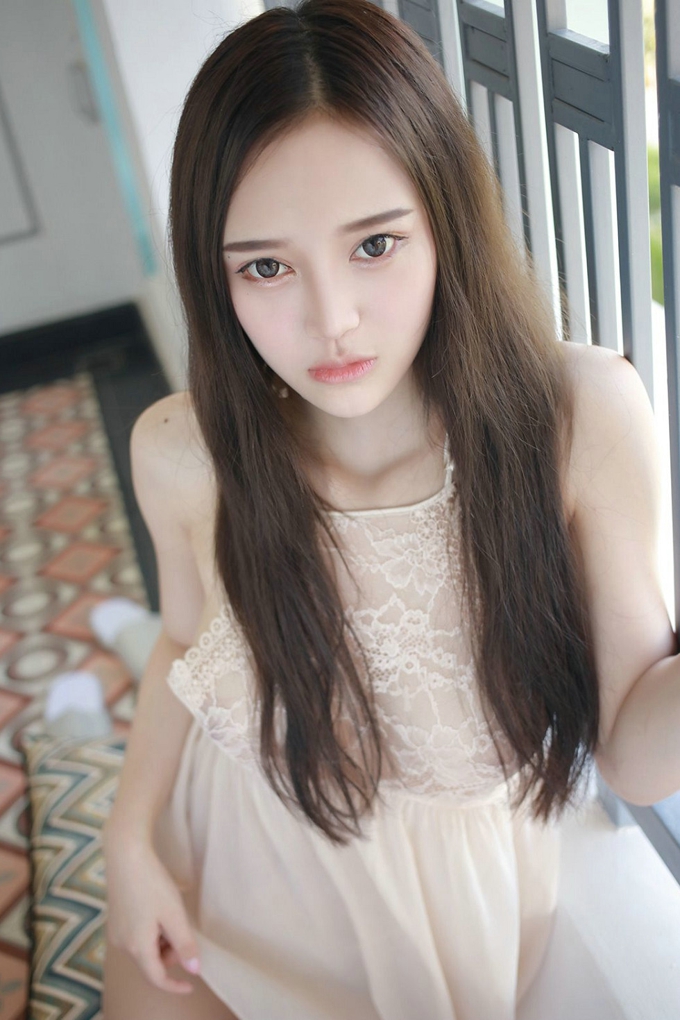 女神唐琪儿il心愿旅拍粉嫩蕾丝裙透视秀豪乳诱惑写真