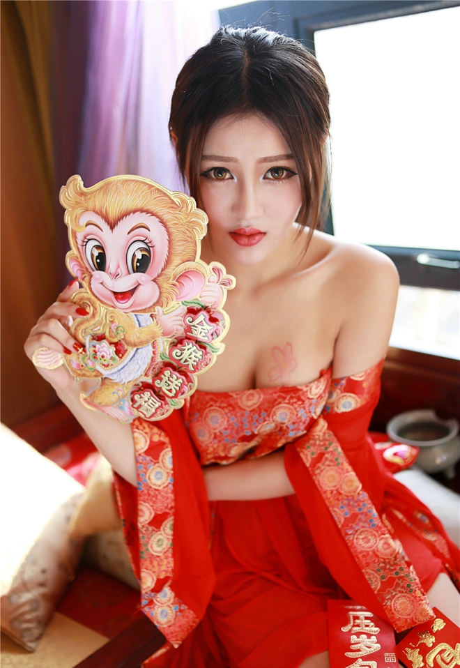 王乔恩美乳绝色性感小红肚兜私房大奶娇媚销魂诱惑写真