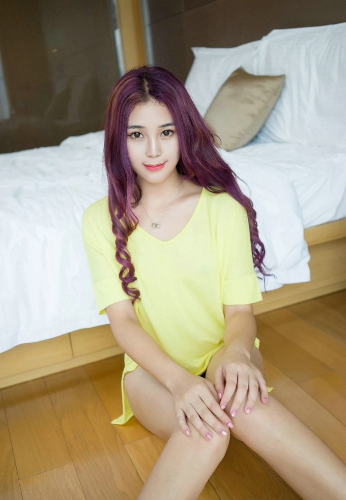 惹火性感娇艳妹子气质美乳诱惑私房写真