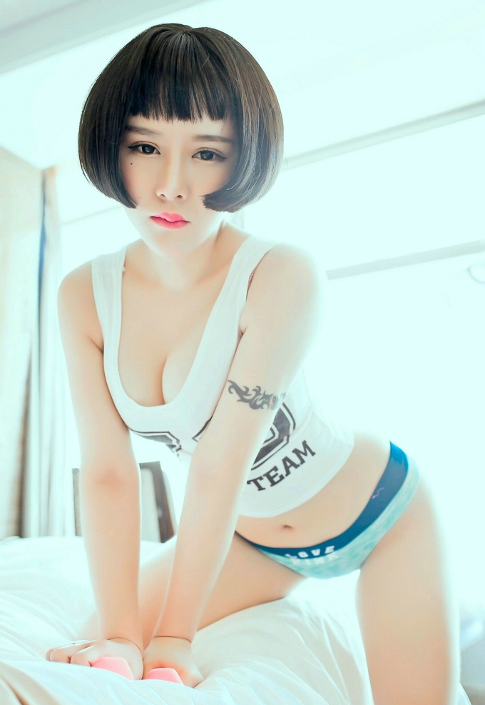 短发俏丽嫩模佑熙性感美乳翘臀写真