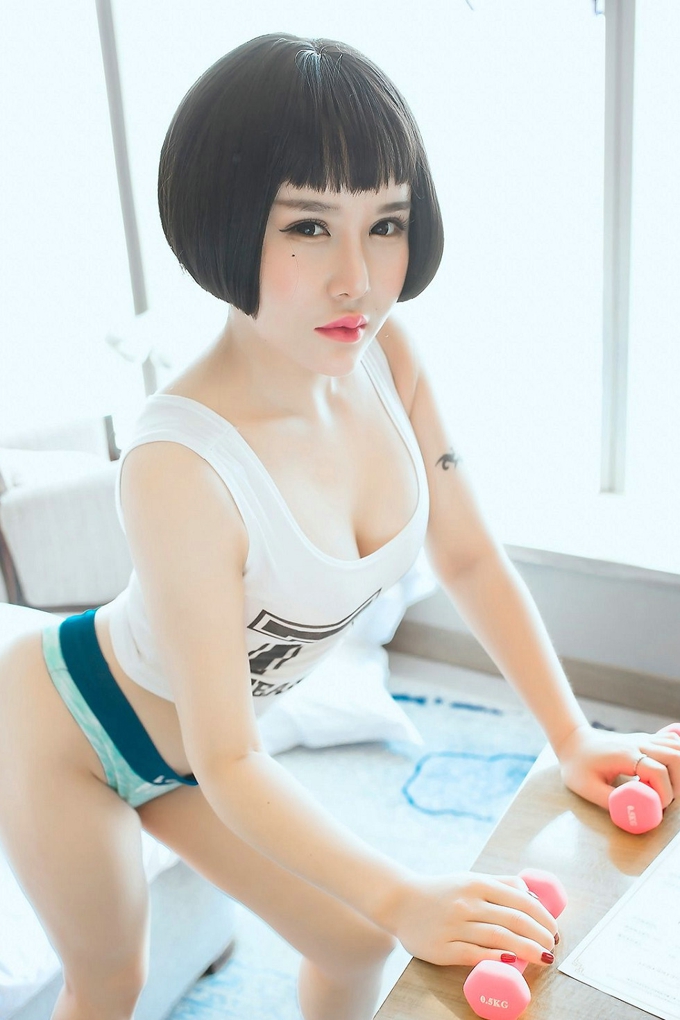 短发美女佑熙性感气质火辣写真