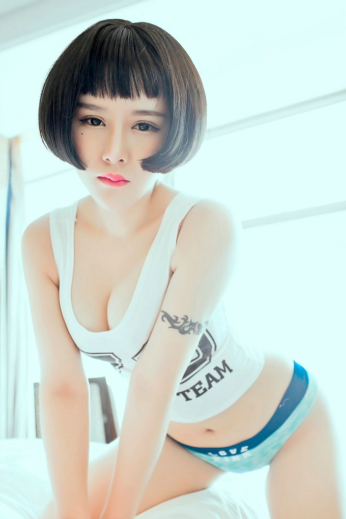 短发美女佑熙性感气质火辣写真