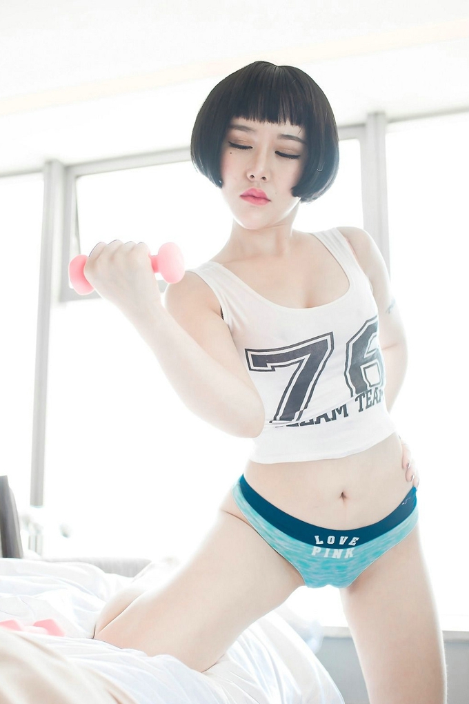 短发美女佑熙性感气质火辣写真