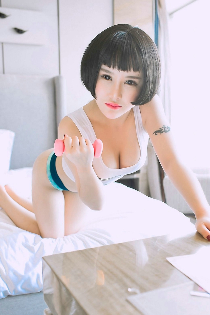 短发美女佑熙性感气质火辣写真