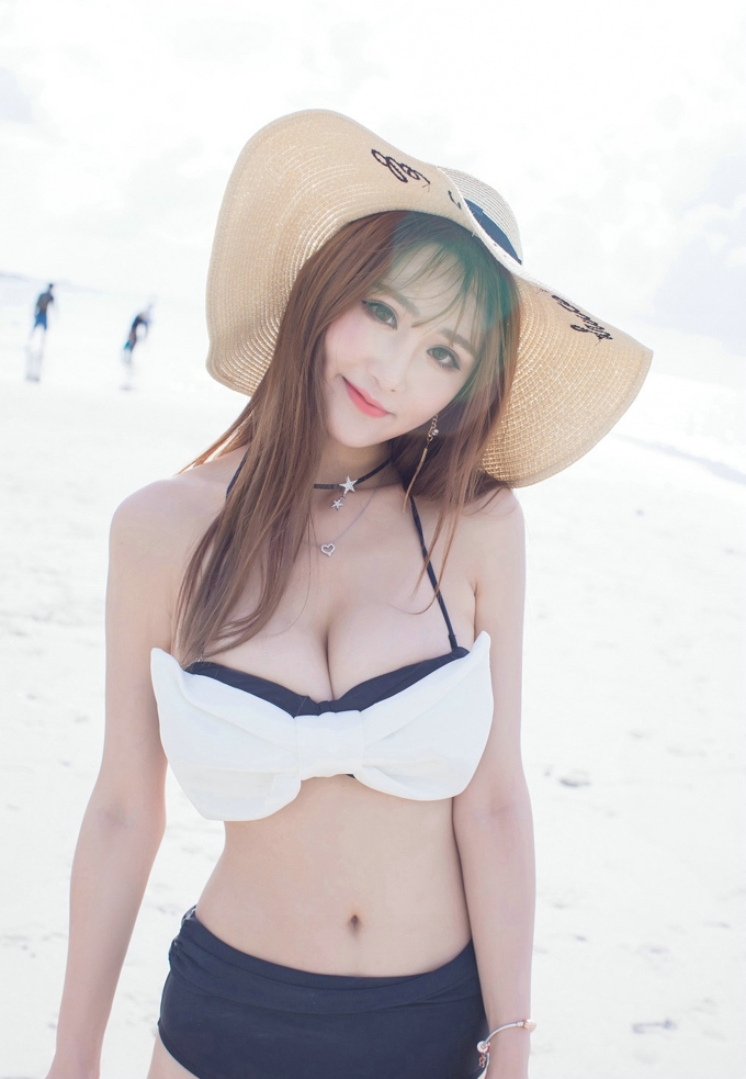 妤薇Vivian比基尼诱惑豪乳翘臀写真