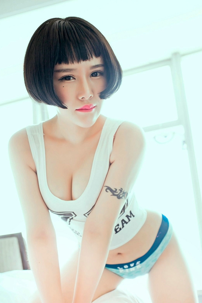 短发美女佑熙性感气质火辣写真