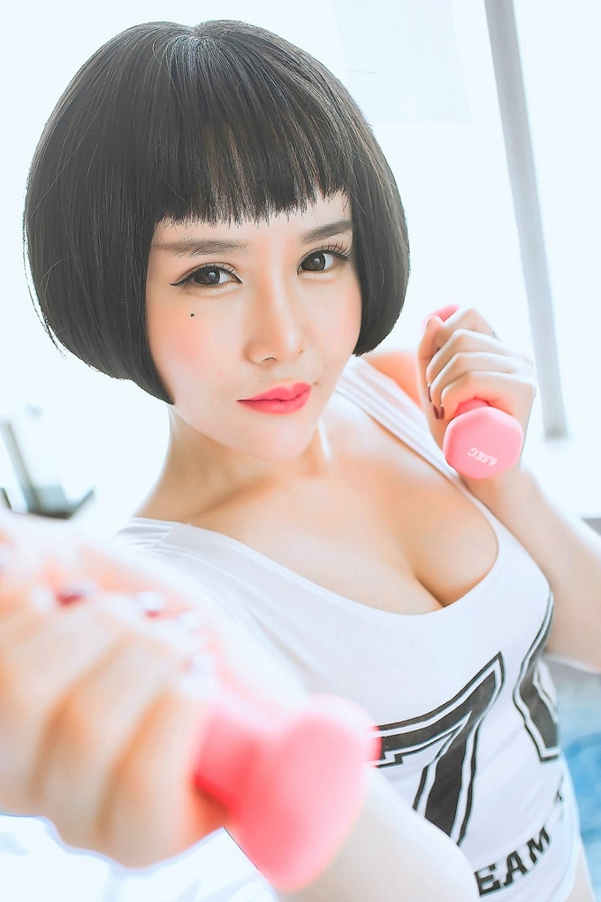 短发美女佑熙性感气质火辣写真