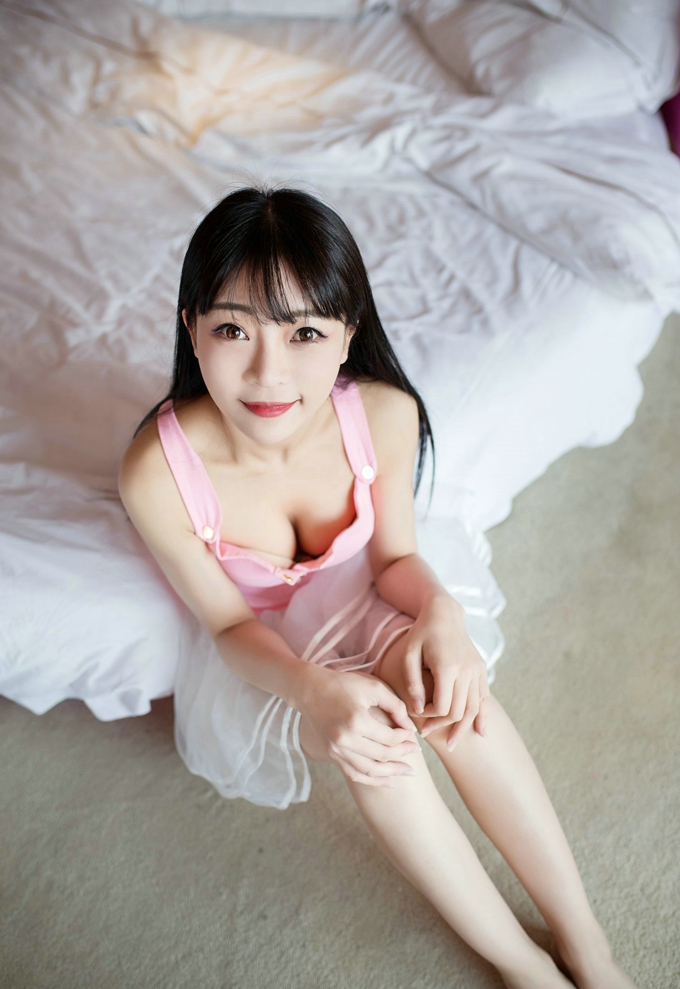 萌妹子Mio莉莉丝性感美腿白嫩肌肤写真